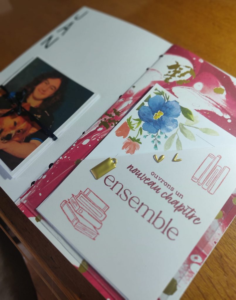 page de mini album avec une photo et du texte, une petite pochette pour y glisser des souvenirs